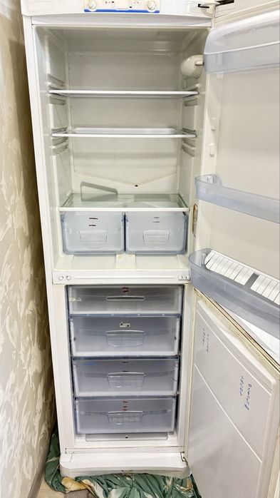 Холодильник Indesit (двухкамерный), рабочий