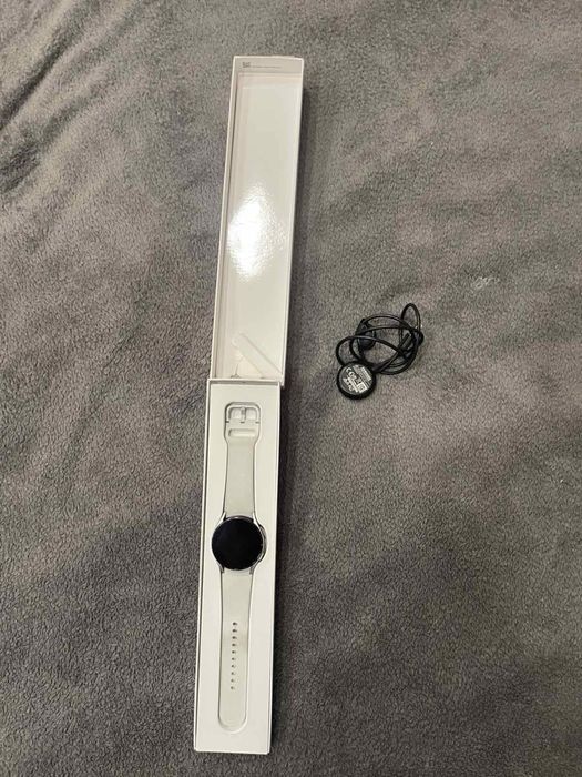 Samsung Galaxy Watch 4 бял, почти не ползван