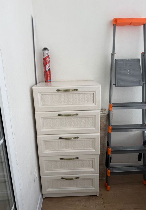 Комод и туалетный столик с зеркалом