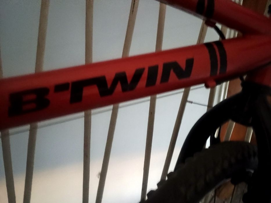 Bicicleta roșie de concurs