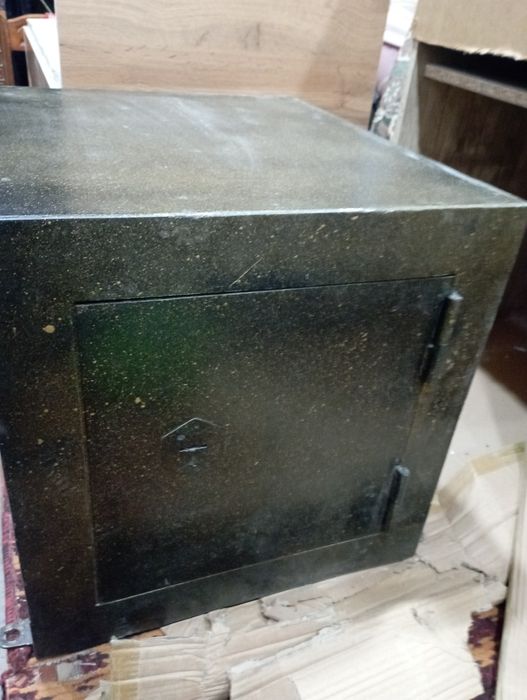 Продаю сейф несгораемый б.у маленький