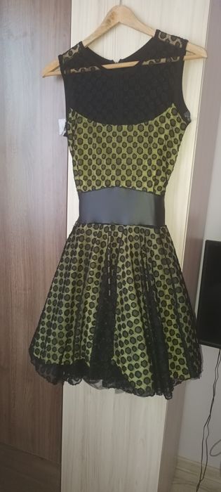 Дамска рокля.Отговаря на S/M размер. Цена-7,50 евро.