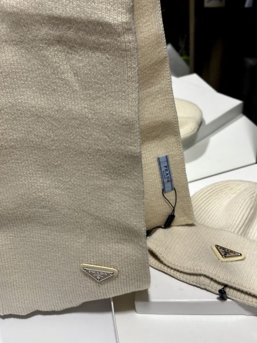 Шапка и шарф Prada