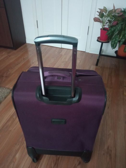 Чемодан фиолетового цвета