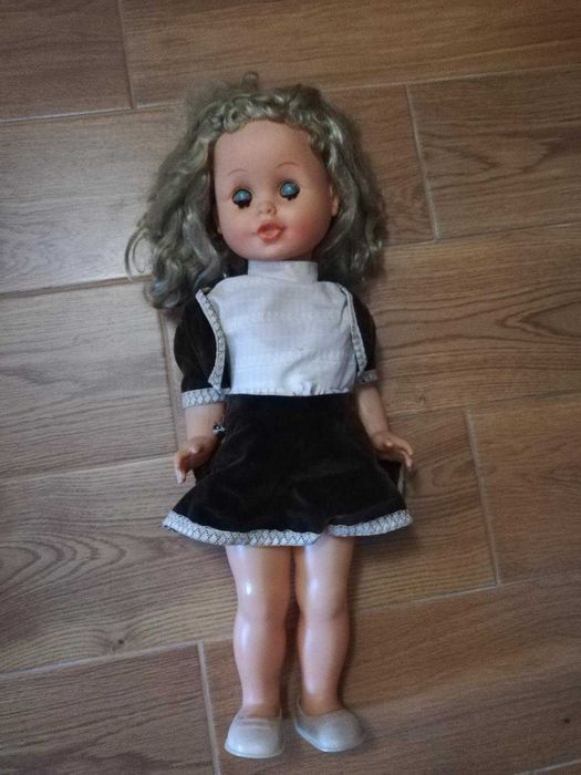 Papusa Aradeanca ochi albastri din 1980 de colectie, costum catifea