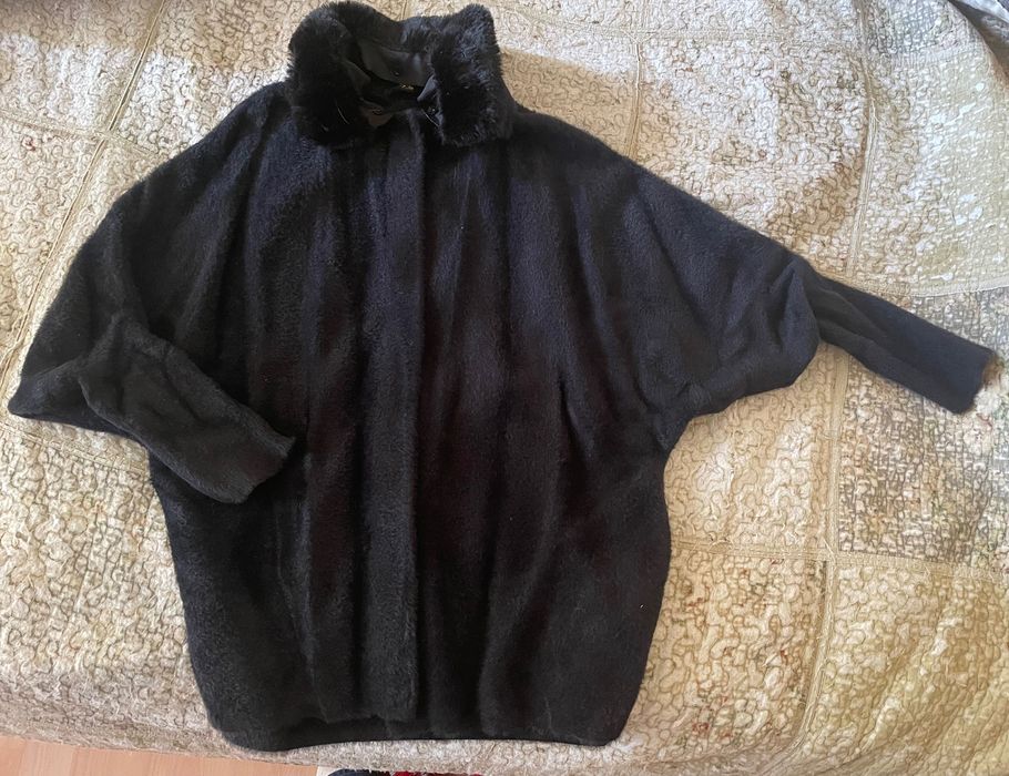 Удобно черно палтенце