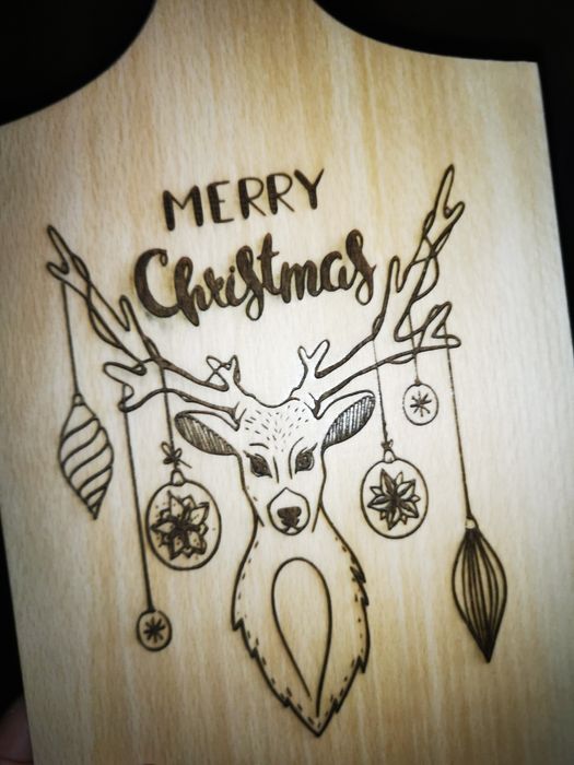 Дървена коледна дъска  за мезета с лазерна пирография Еленче
