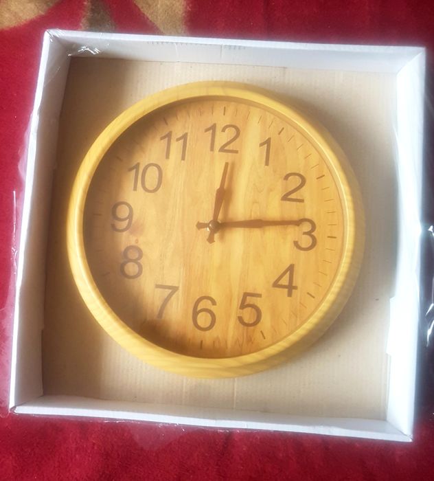 Ceas Elegant de Perete. Ornament .