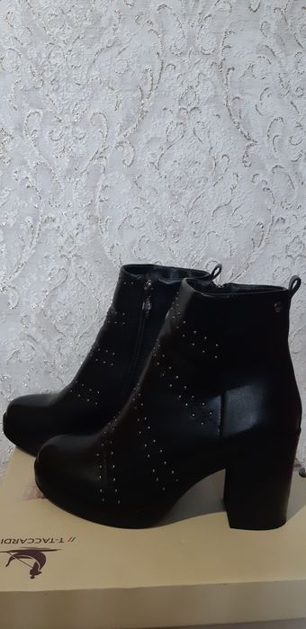 Женские ботинки стразами