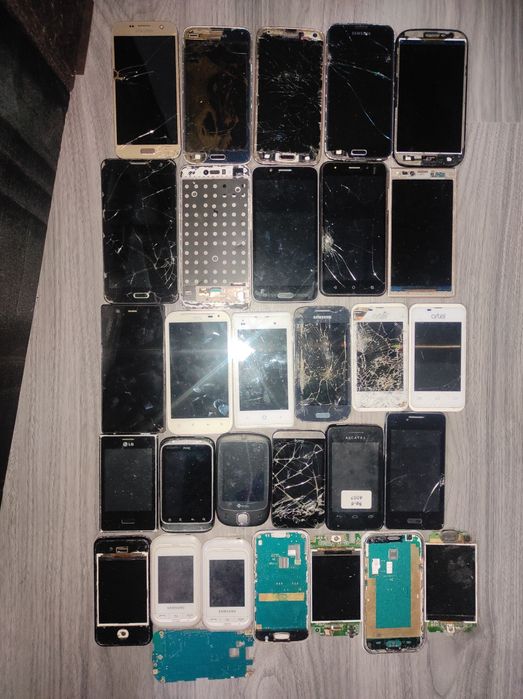 Все 54 телефона, 2 планшета и читалка