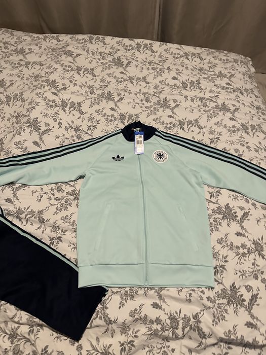 Vand complet adidas marimea M.produsele sunt originale 100% si se pot verifica.