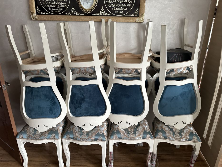 Продаются новые стулья для гостиной в идеальном состоянии