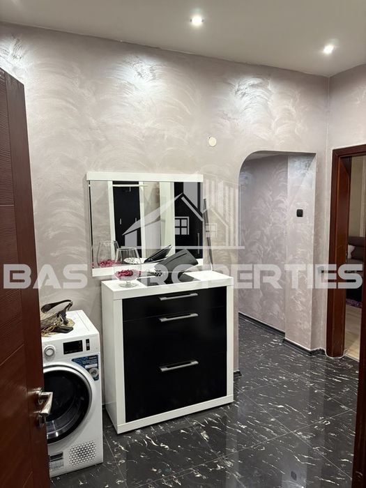 Дава се под наем Тристаен апартамент в София, Център - 100 кв.м за 897.6 € - Снимка #11