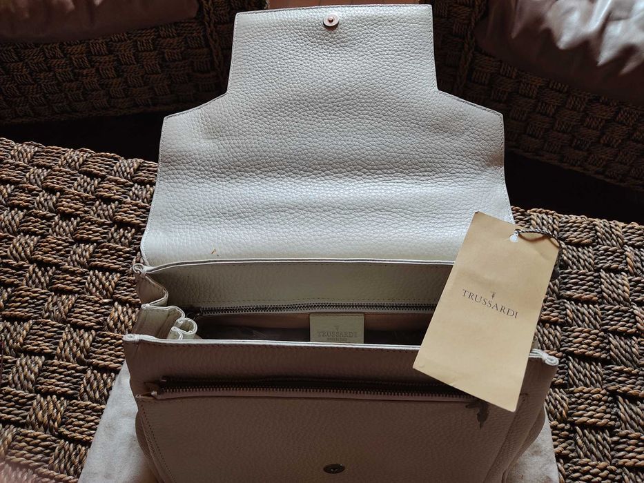 Продавам нова оригинална чанта "TRUSSARDI".
