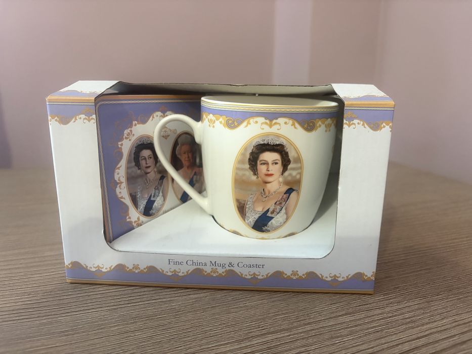 Cană colecție Queen Elizabeth II + suport, Royal Heritage, nouă în cutie
