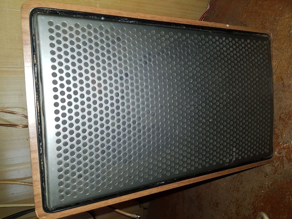 Аудио система - усилвател с 2 големи и 2 малки колони