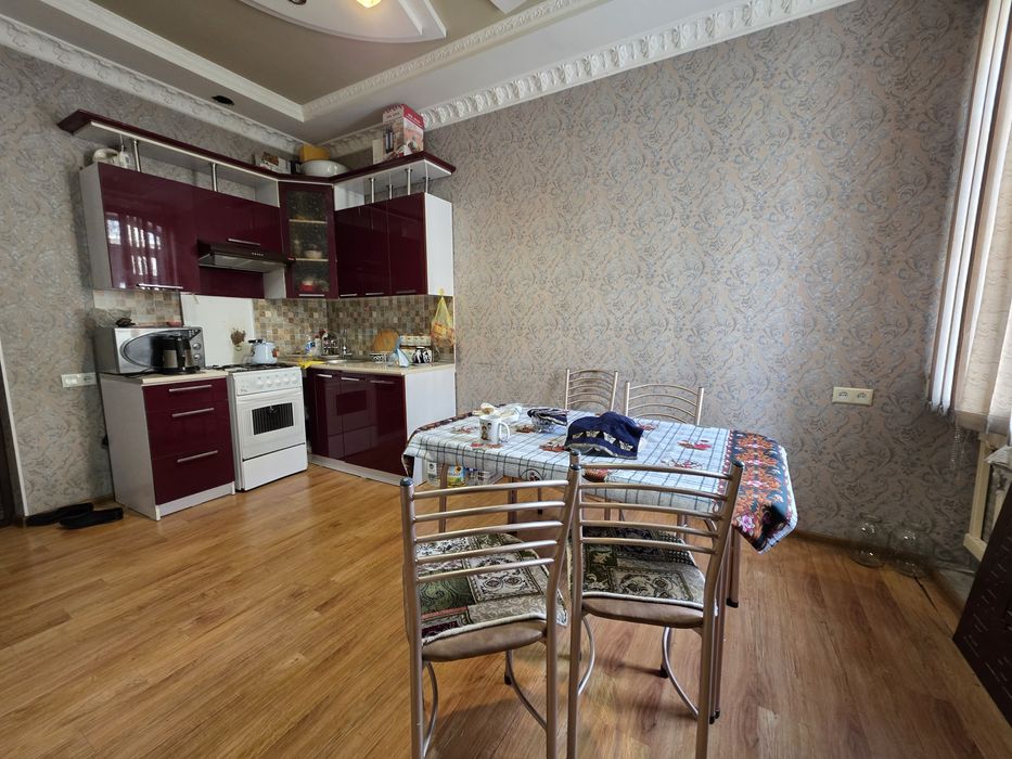 Шаҳар марказида 3 хонали квартира сотилади