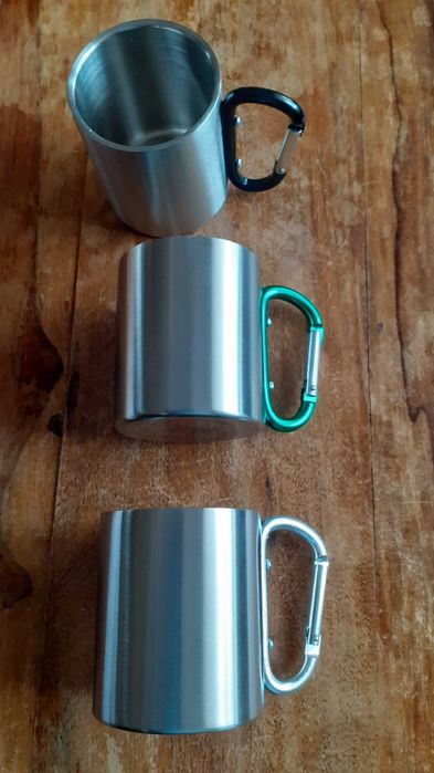 метално канче за напитки с карабинер подходящо за къмпинг