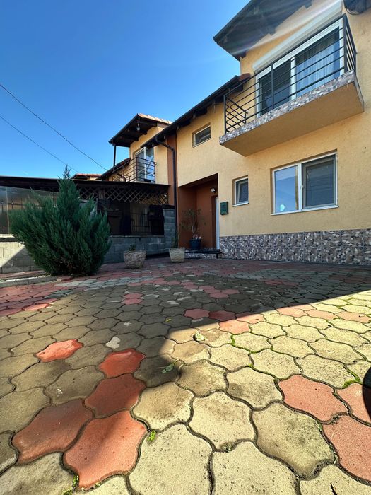 Vand casa in triplex utvin la principala