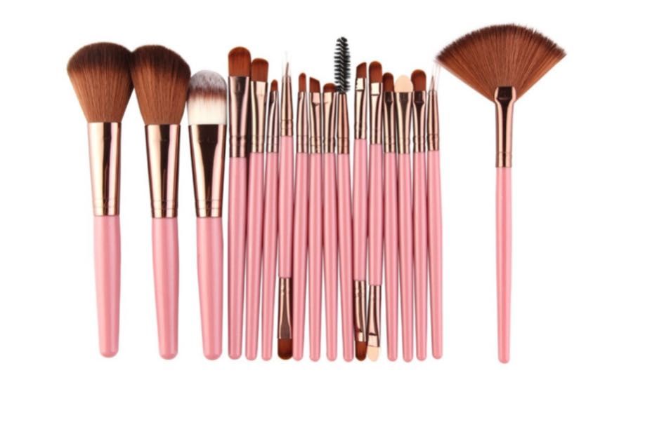Комплект от 18 професионални четки за грим