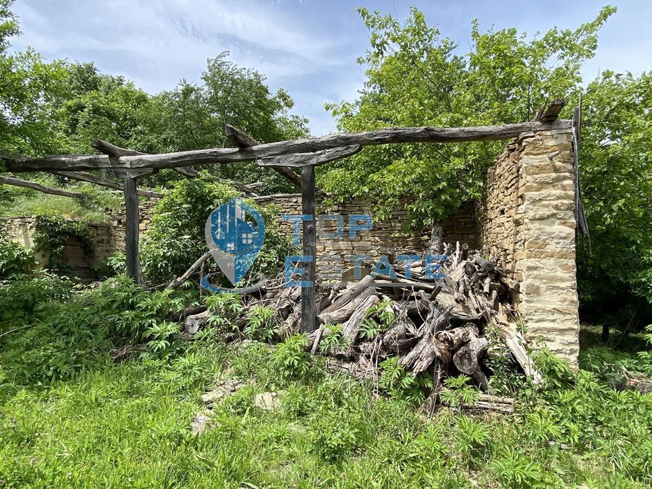 Къща с голям двор и стопански постройки в с. Косарка, област Габрово.