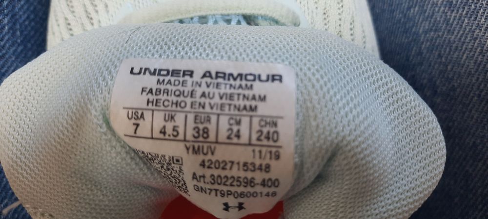 Продам кроссовки UA