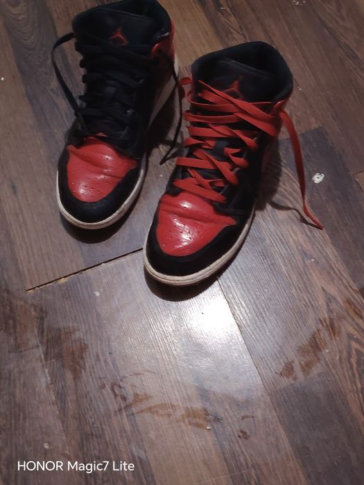 Vând Jordan 1 mid