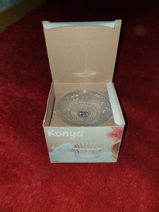 Захарница и бонбониера кристал, както и чинийки за сервиране на десерт