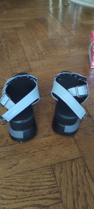 Vand sandale noi de piele