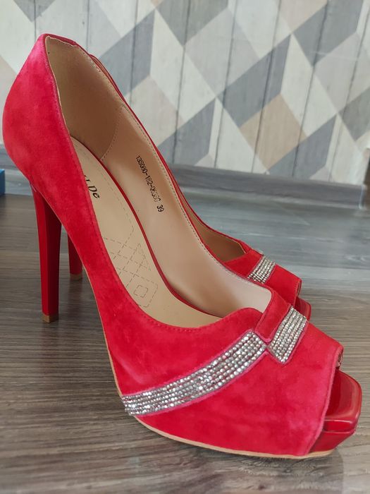 Продам туфли новые