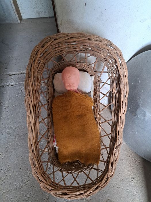 Кукла с детско кошче