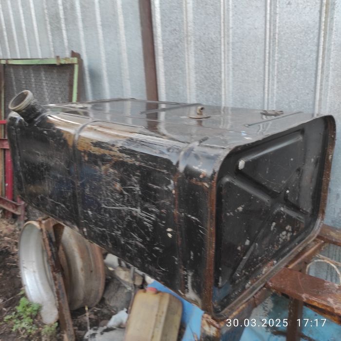 Продам бак топливный.