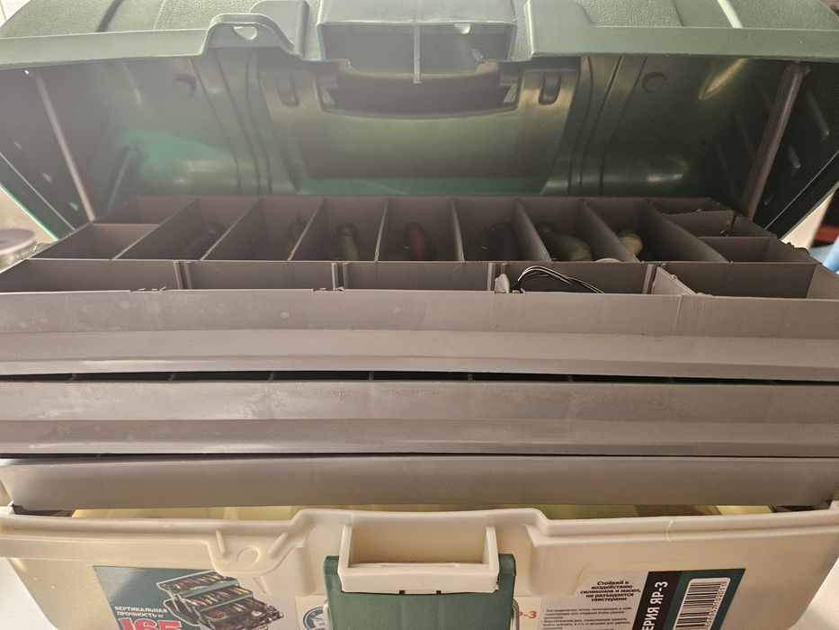 Рыболовный контейнер со всеми приманками