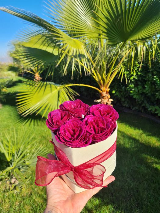 Кутия с вечни рози,сапунени рози, подаръци