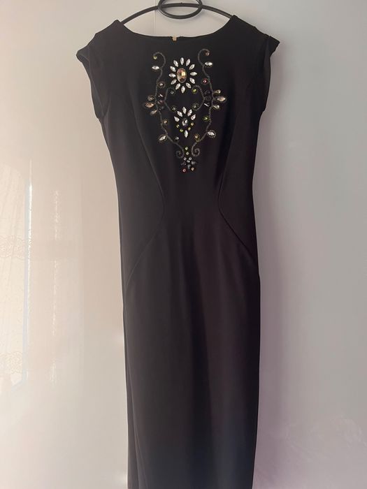 Чарна рокля с камъни