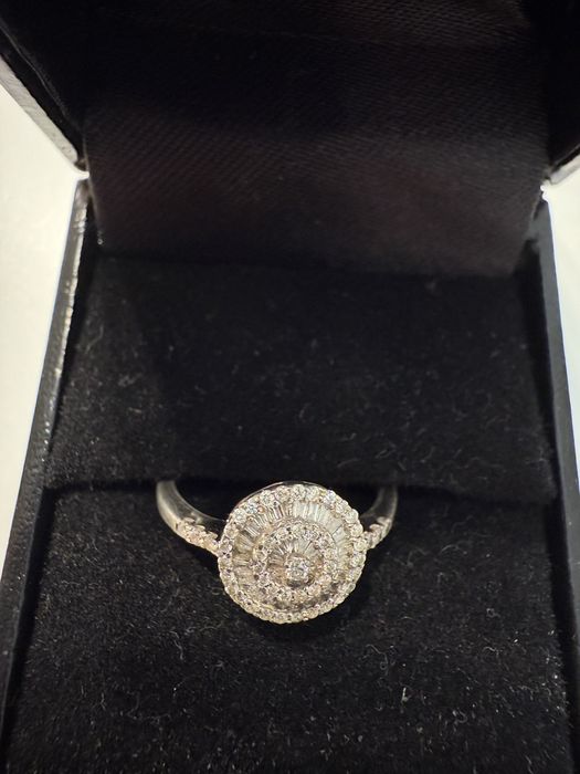 Vand inel cu diamante pretioase dama