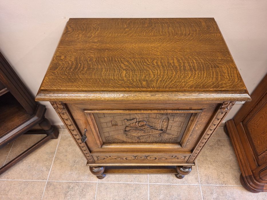 Винтидж шкаф с богата дърворезба