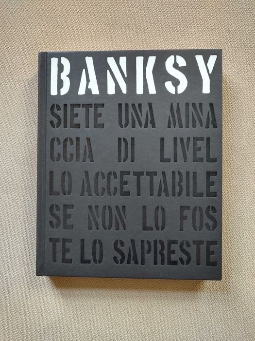 Carte-BANKSY. Sunteți o amenințare de un nivel acceptabil