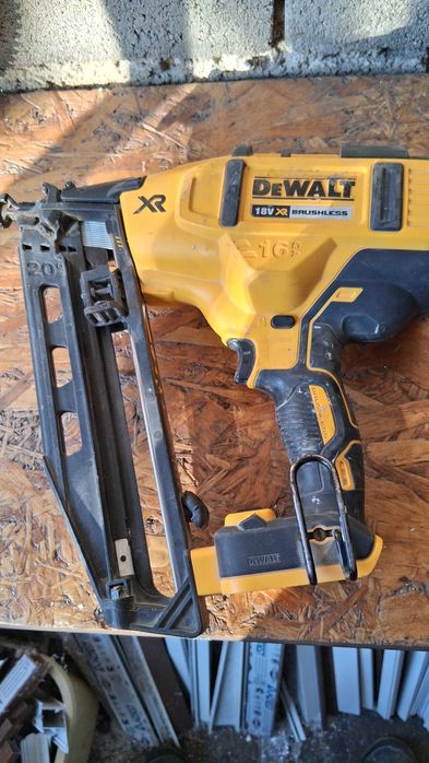 Продавам пистолет за пирони девалт