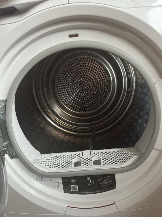 Uscător rufe AEG Lavatherm 7000, model T7DBE48S, cu pompă de căldură, capacitate 8 kg.