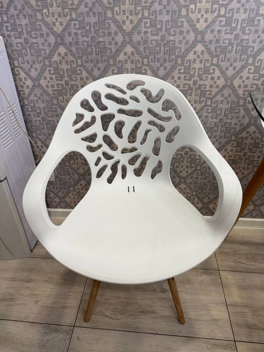 Стол стеклянный и 3 стула