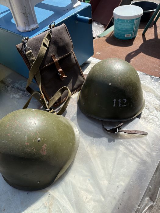 Продам две каски и планшет