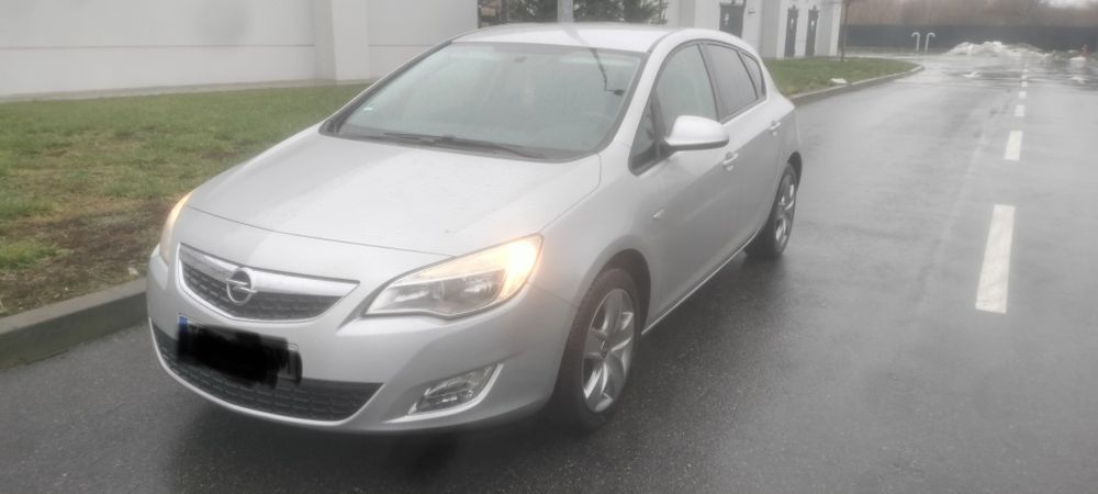 Vând Opel Astra j