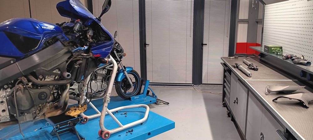 Професионални ремонти на мотоциклетни предници град София.