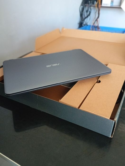 Noutbuk ASUS holati yahwi aybi yoʻq 900 minga bersman