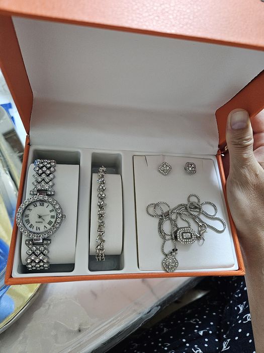 Абсолютно новый набор украшений