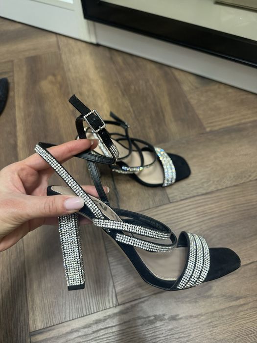 Sandale cu pietre Zara