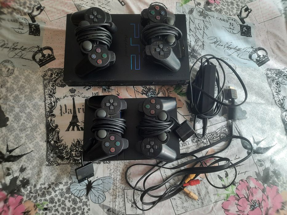 Vând 2 ps2 cu 4 manete sunt funcționale ambele se pot și testa