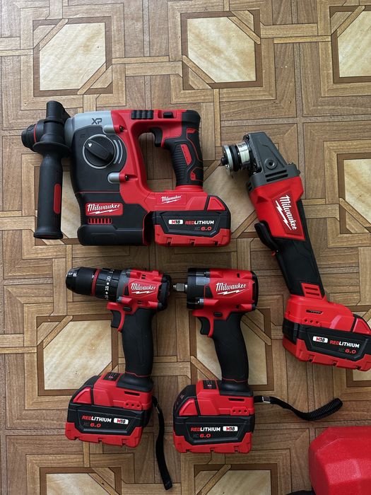 Акумуляторный перфоратор Milwaukee набор