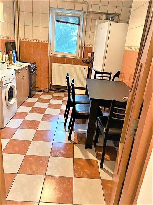 Închiriez apartament cu 2 camere